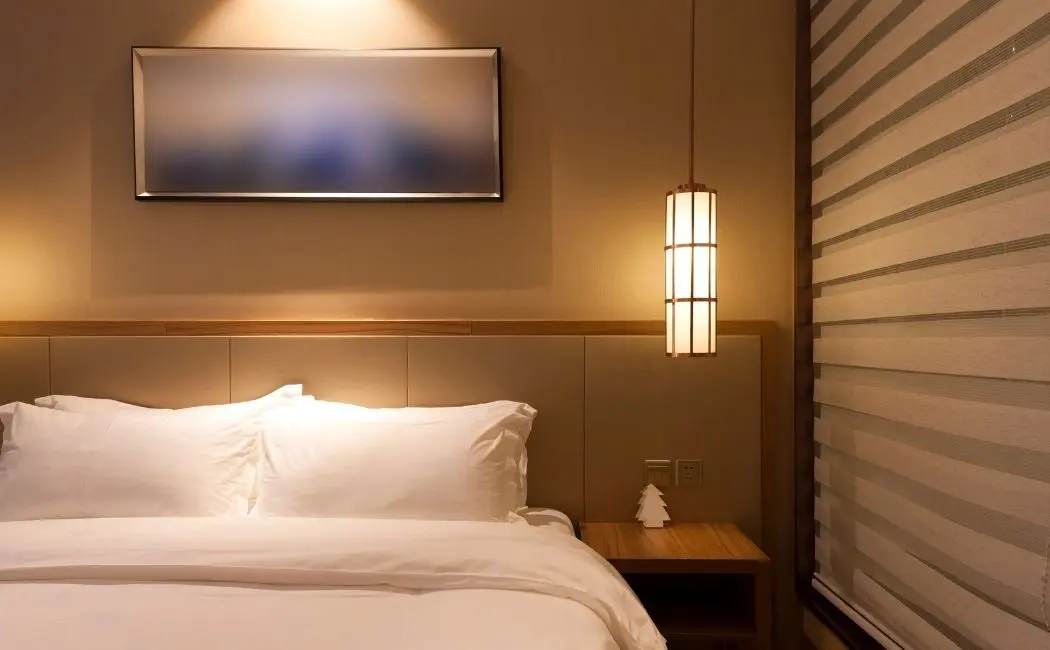 Powody, dla których powinieneś wypróbować minimalistyczny styl sypialni