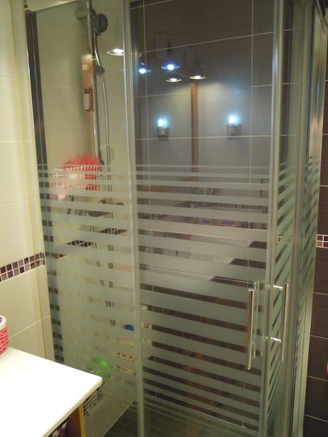Okucia do szkła hartowanego przy montażu prysznica, ścianki lub drzwi szklanych
