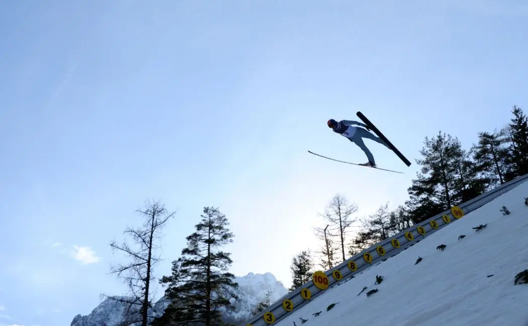 Na czym polegają konkursy drużynowe w skokach narciarskich?