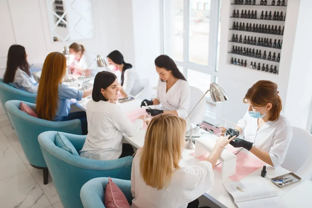 Salon kosmetyczny – dlaczego warto odwiedzać go regularnie?