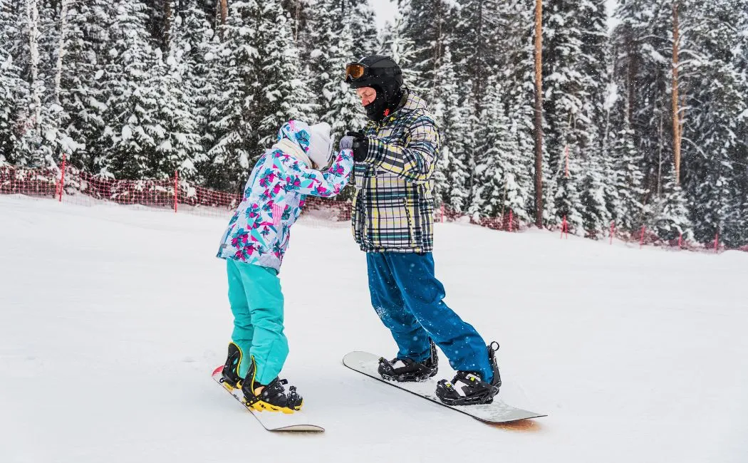 Zimowe szaleństwo na stoku – obozy snowboardowe, które pokochają Twoje dzieci!