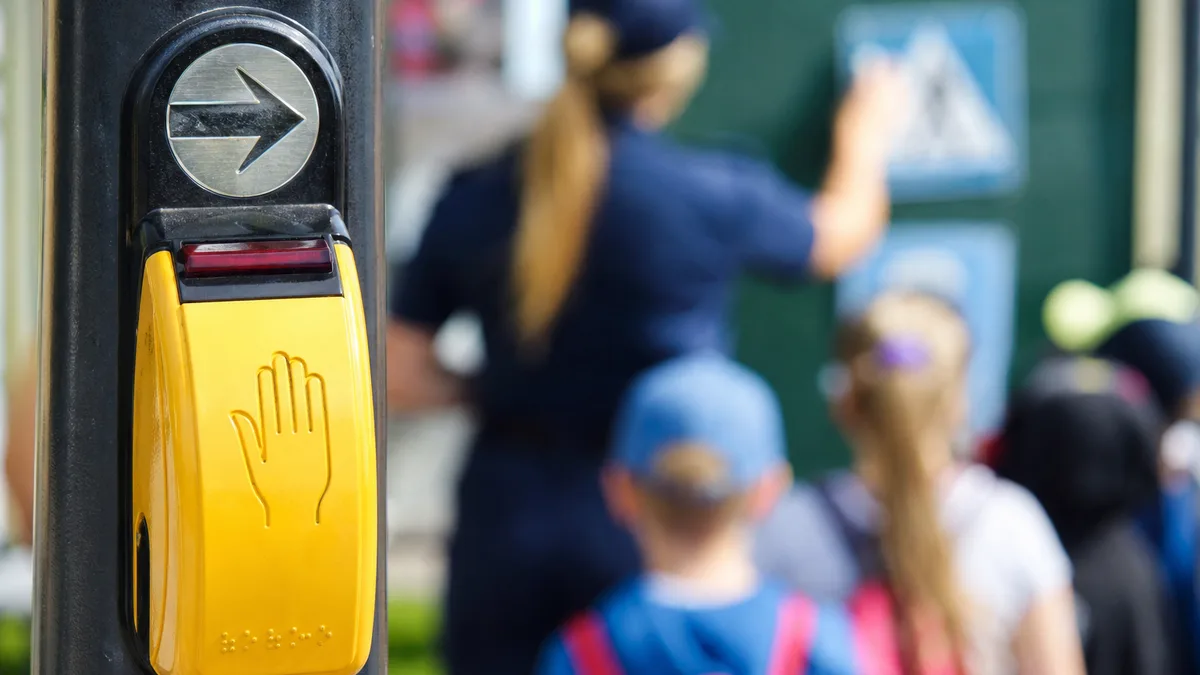 Cyberzagrożenia i ruch drogowy - policjantka uczyła dzieci w Naramie