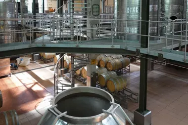 Jak planować zaopatrzenie w części zamienne, aby ograniczyć przestoje produkcyjne?