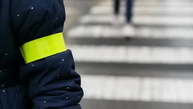 Jesienny zmrok i droga do szkoły. Policjanci odwiedzili pierwszoklasistów