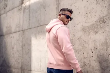 Bluza z kapturem w smart casualu? To działa lepiej, niż myślisz
