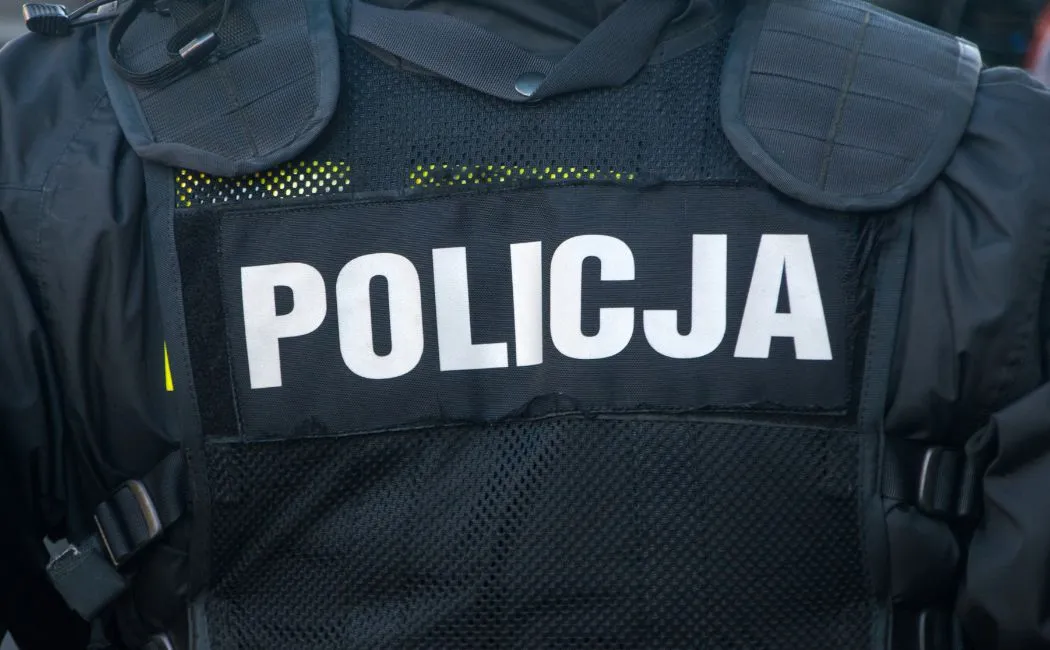 Policjanci i władze Gminy Liszki z wielkanocnym wsparciem dla ubogiej rodziny