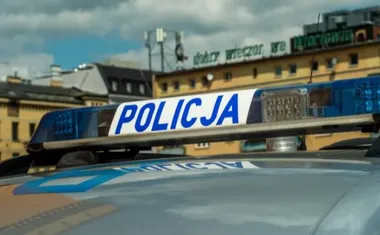 50-latek pobił matkę mimo zakazu. Potem groził policjantom śmiercią