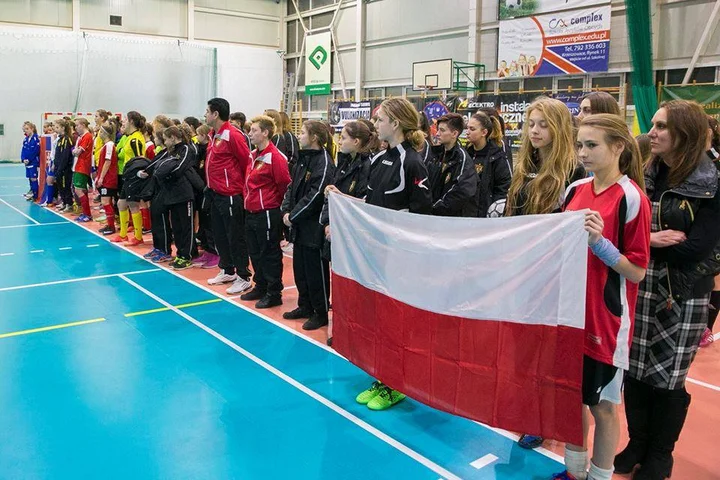 Grafika promocyjna wydarzenia Międzynarodowy Mikołajkowy Turniej halowej piłki nożnej dziewcząt U-2012/2013 — Krzeszowice, 22 listopada 2025