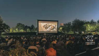 Grafika promocyjna wydarzenia Kino Letnie w Krzeszowicach — plenerowe seanse w Parku Bogackiego