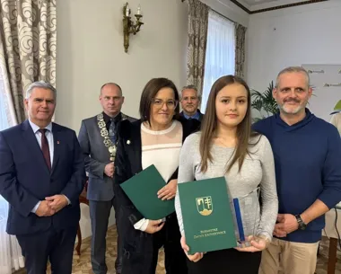 Siedmioro uczniów i 30 osób związanych z oświatą wyróżnionych w Krzeszowicach