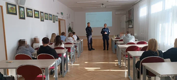 Narkotyki i przemoc rówieśnicza. Policjanci rozmawiali z uczniami w powiecie krakowskim