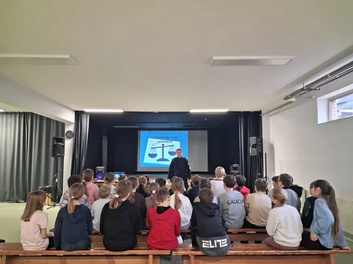 Policja w Raciborowicach - uczniowie usłyszeli o cyberzagrożeniach i handlu ludźmi