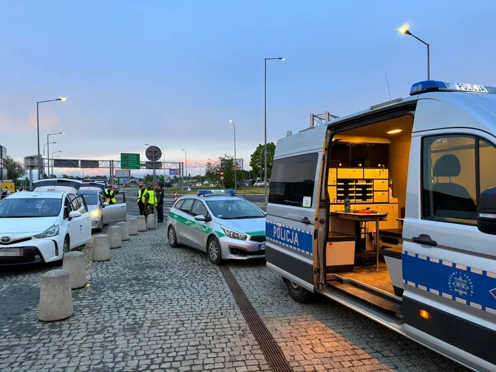 Balice - 36 kontroli przewoźników z aplikacji, jeden dowód zatrzymany