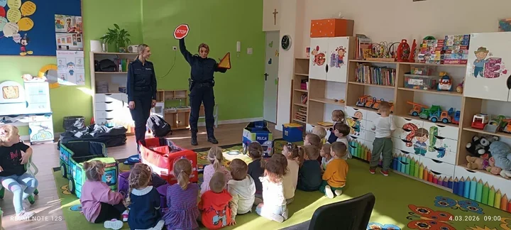 Policjantki z Krakowa uczyły przedszkolaków numeru 112 - dzieci zainteresowane i aktywne