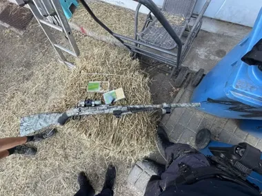 Ojciec zawiadomił policję o narkotykach synów. Oni wskazali broń