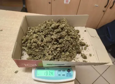 Policjanci zatrzymali 17-latka w Skawinie. Miał blisko 200 gramów marihuany