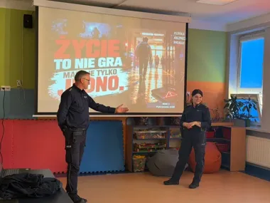 Policjanci w szkołach powiatu krakowskiego. Rozmowy o przemocy i sieci