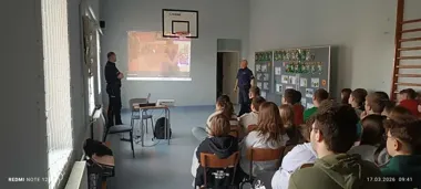 Policyjna lekcja w Nowej Wsi Szlacheckiej - uczniowie usłyszeli o sieci i używkach
