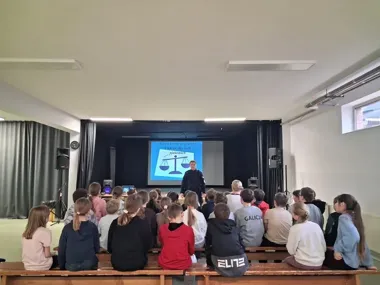 Policja w Raciborowicach - uczniowie usłyszeli o cyberzagrożeniach i handlu ludźmi