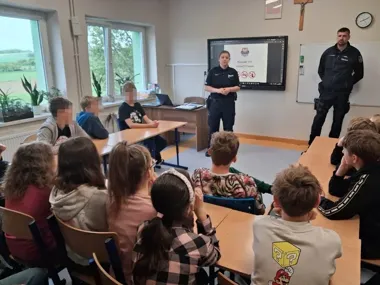 W Smardzowicach policjanci ostrzegali uczniów przed siecią i używkami
