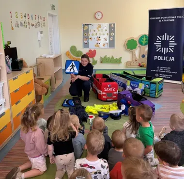 Radiowóz i odciski palców w żłobku w Skale - dzieci miały wyjątkową lekcję