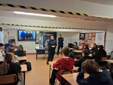 Mundur, internet i rekrutacja - policjanci przyciągnęli uczniów w Świątnikach Górnych