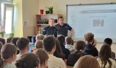 O alkoholu, hejcie i karze - policjanci weszli do szkoły w Więcławicach