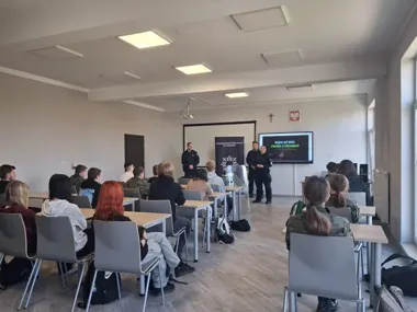 Policjanci w Krzeszowicach pokazali uczniom, gdzie kończy się kibicowanie