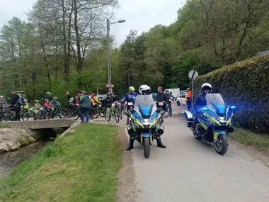 Policjanci z Krakowa pilnowali rowerowej familiady w Dolinie Będkowskiej