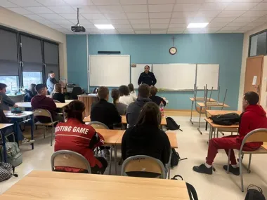 Policjanci z Zabierzowa pokazali uczniom, jak łatwo sieć zamienia się w pułapkę