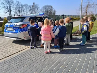 Radiowóz i mundury zrobiły furorę w przedszkolu w Niedźwiedziu