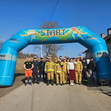 Komendant wbiegł na podium - policja zabezpieczała bieg Tropem Wilczym w Bibicach