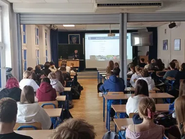 Maturzyści ze Skawiny usłyszeli, jak wygląda wejście do Policji