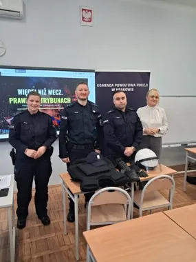 Policjanci weszli do szkoły z ostrzeżeniem o stadionowej agresji